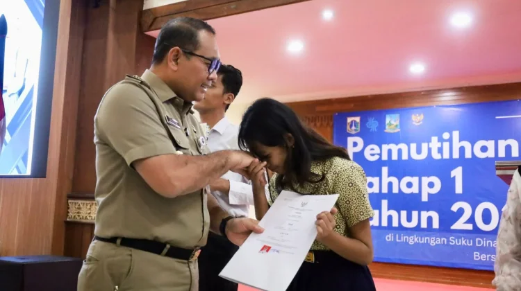 Program Pemutihan Ijazah Tahap I Tahun 2026, Pemkot Jakpus Serahkan 527 Ijazah