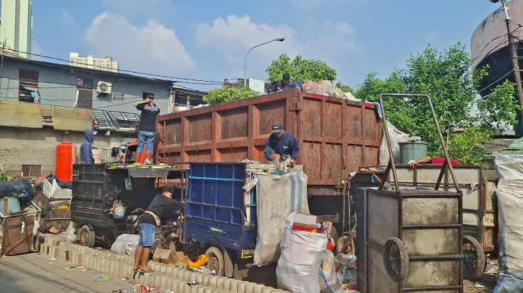 Dukung Kebijakan Pemilahan Sampah, Petugas di Jakbar Minta Gerobak Sampah Khusus
