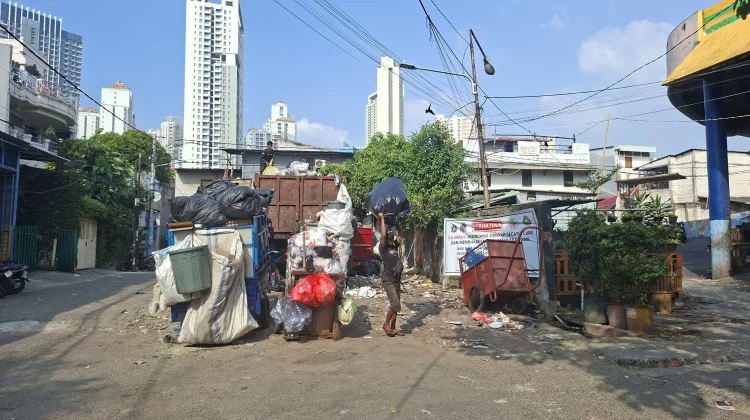 Petugas Kebersihan di Jakbar Pastikan Sampah Dipilah di TPS