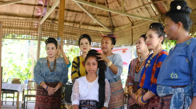 Akademi Sanggul Nusantara “Legen Alan” Hidupkan Warisan Budaya Perempuan Sikka