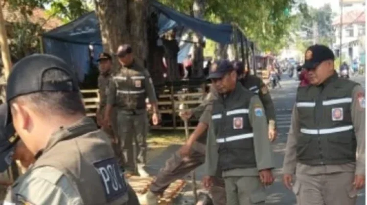 Satpol PP Tertibkan Lapak Hewan Kurban di Atas Trotoar Johar Baru
