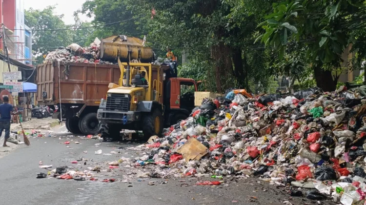 Jakbar Angkut 12 Kubik Sampah di RW 03 Maphar Tamansari