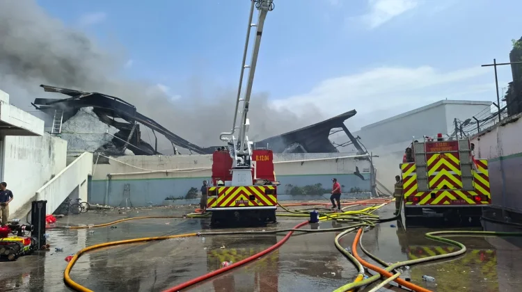 Hari Keempat, Kebakaran Gudang Plastik di Cengkareng Belum Padam Total