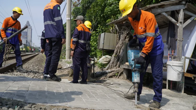 Penutupan Pelintasan KAI Jakarta Picu Dilema Keselamatan