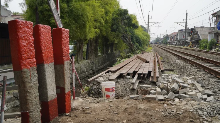 Penutupan Pelintasan KAI Jakarta Picu Dilema Keselamatan