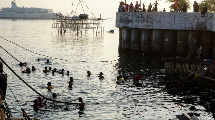 Ritual Pagi Warga Cilincing: Menjaga Sehat Lewat Terapi Air Laut