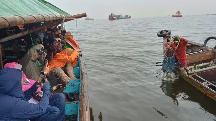 Dermaga Asa di Ujung Jakarta: Saat Lensa Menangkap Guratan Lelah Nelayan Cilincing