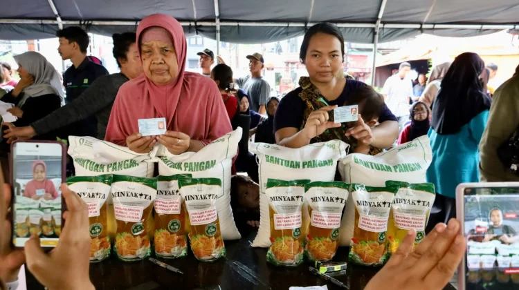 3.146 Warga Karang Anyar Terima Bantuan Pangan Nasional
