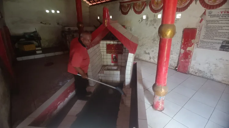 Menjaga "amanah" di Tengah Debu Marunda: Kisah Henri, Penjaga Makam Kapitan Yongker