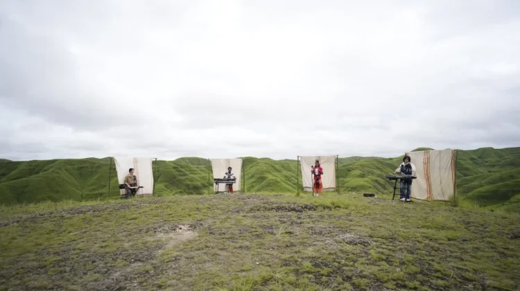 Weird Genius dan Novia Bachmid Angkat Kekayaan Musik Sumba lewat Single "Your Side"