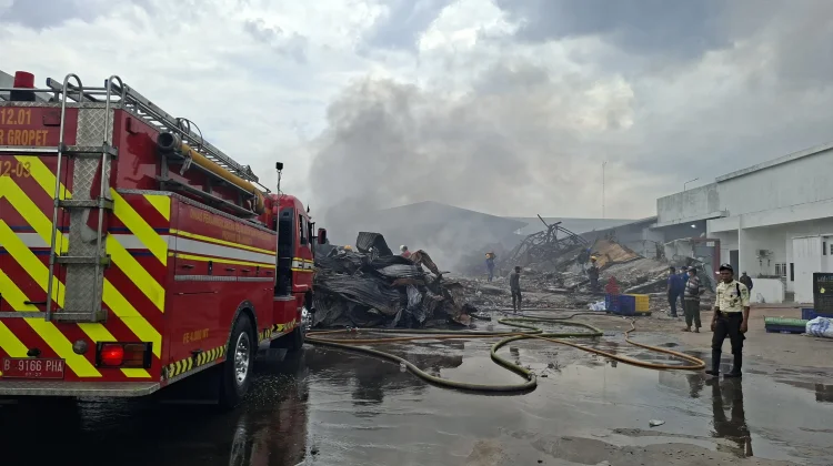 Hari Ketujuh, Kebakaran Gudang Plastik di Cengkareng Belum Padam Total