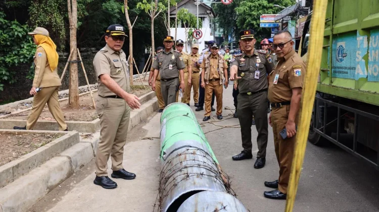 Pemkot Jakpus Bongkar Tower MCP Mangkrak di Kebon Kacang 30