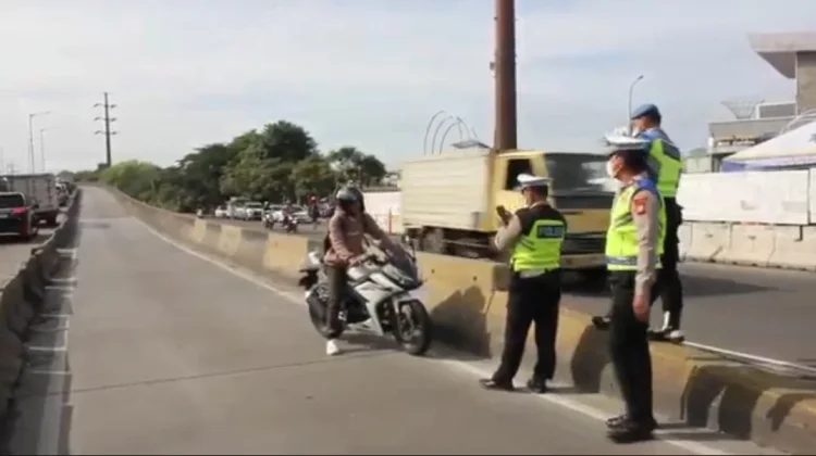 Petugas Gabungan Tertibkan Pemotor di Flyover Pesing, Puluhan Kendaraan Ditilang
