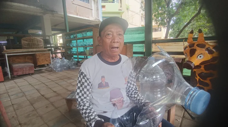 Menolak Tua dan Tetap Berdaya, Lansia Marunda Sulap Galon Bekas Jadi Pot Bernilai