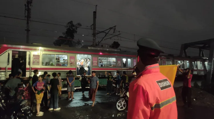 Kereta Duri–Tangerang Terhenti di Perlintasan Rawa Buaya Jakbar