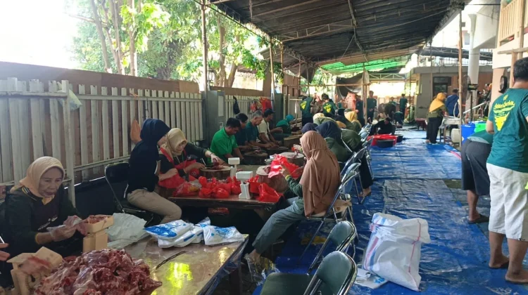 Pastikan Daging Aman Dikonsumsi, KPKP Jakbar Periksa Daging Kurban di 121 Titik