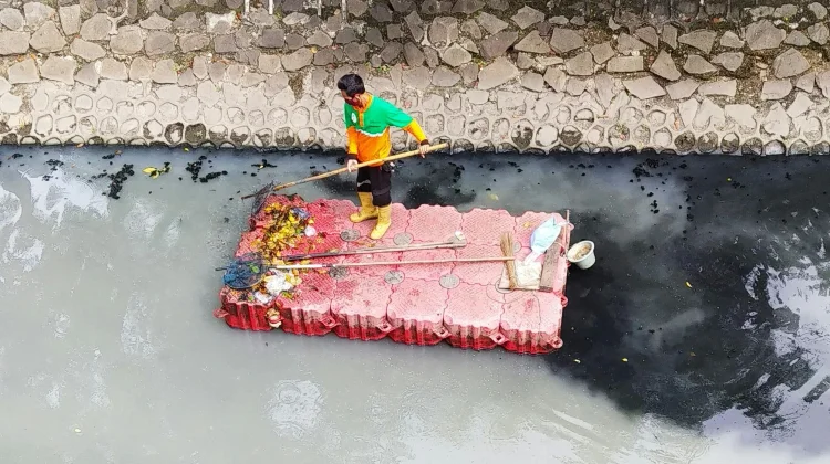 Sampah Jadi Penyebab Utama Banjir di Jakarta Barat