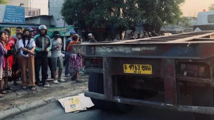 Kecelakaan di Cilincing, Pria Bersarung Tewas Tertabrak Truk