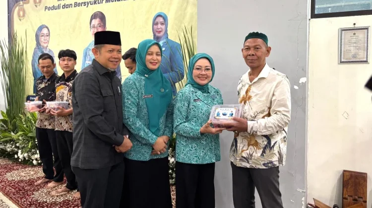 TP PKK DKI Bagikan 50 Paket Daging Kurban