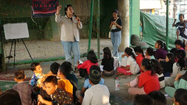 Jurnalis Cilik Belajar Teknik 5W 1H di Kolong Jembatan Cilincing