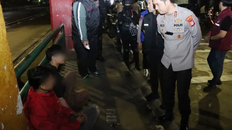 Polres Jakbar Tangkap Dua Orang Bawa Obat Terlarang dalam Patroli Malam