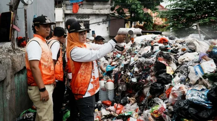 Pemkot Jakbar Uji Coba Eco Lindi untuk Atasi Bau Sampah di Tambora