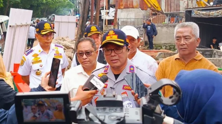Perbaikan Jalan Amblas,  Jalan Raya Lenteng Agung Ditutup Sementara