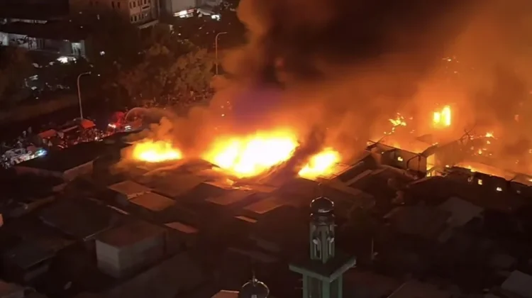 Kebakaran Rumah di Kemayoran, 100 Personel Damkar Masih Berjibaku Padamkan Api