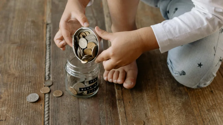 5 Langkah Membiasakan Anak Mengelola Uang sejak Kecil