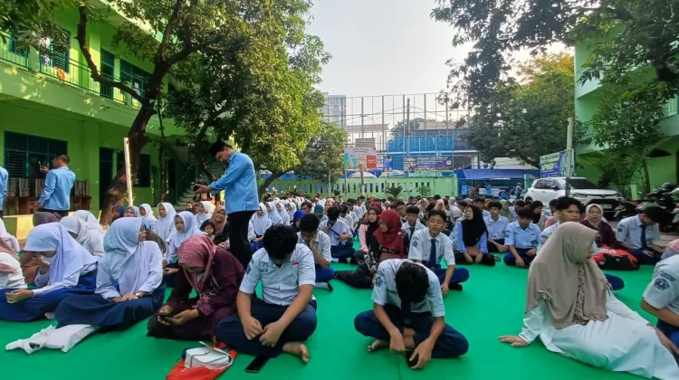 Momen Haru: Orang Tua Suapi Anak dengan Menu MBG dari SPPG Polri Pegangsaan Dua