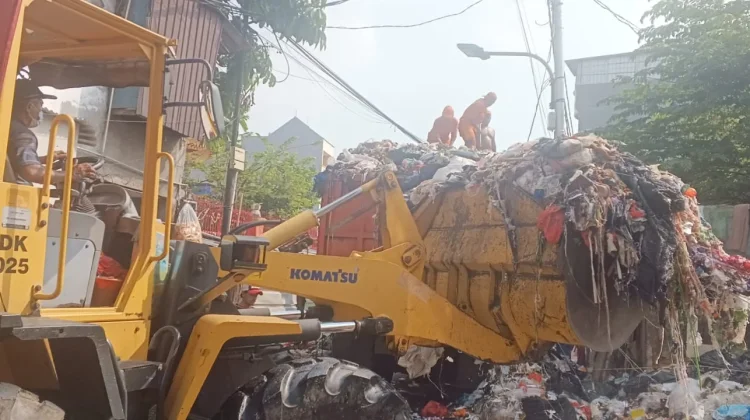 Jakbar Angkut 60 Ton Sampah di RW 02 Duri Utara Tambora