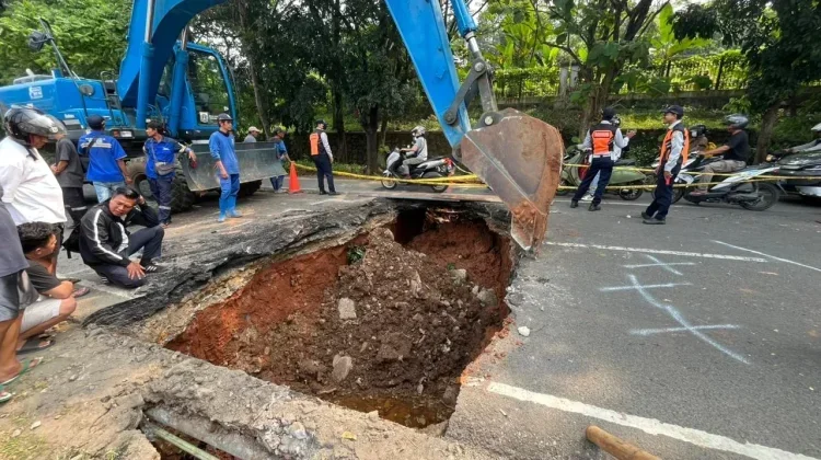 Jalan Tiba-Tiba Amblas di Lenteng Agung, Ini Fakta di Baliknya