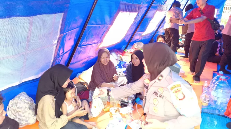 Polwan Jaga Jakarta Berikan Trauma Healing bagi Korban Kebakaran Johar Baru