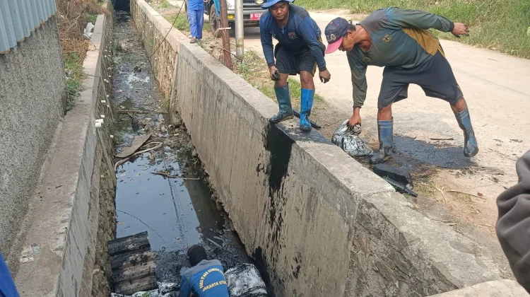 Potret Pasukan Biru Jakarta: Bertaruh Nyawa dan Penciuman di Gorong-Gorong Ibu Kota
