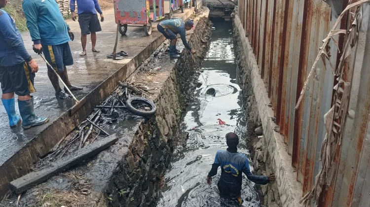 Limbah Lemak dan Puing: Tantangan Pasukan Biru SDA di Saluran Pemal