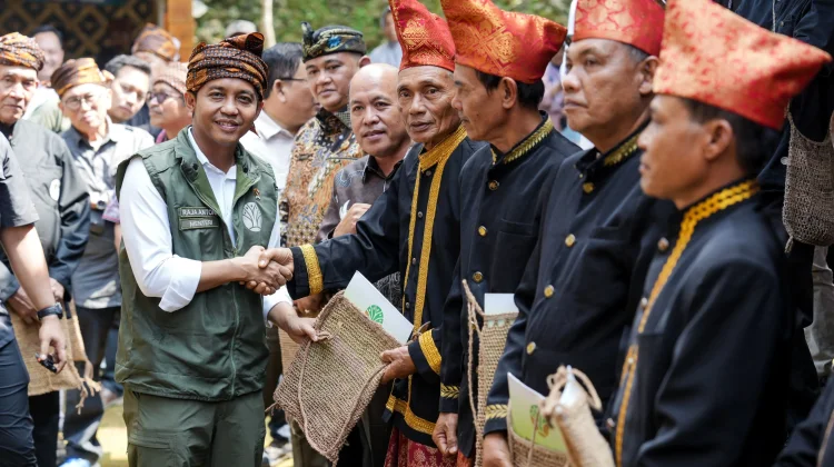 Menhut Raja Antoni Serahkan SK Hutan Adat