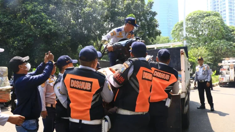 Pemkot Jakbar Tertibkan Parkir Liar di Kembangan, 158 Kendaraan Ditindak