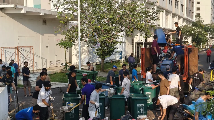 Warga Rusunawa Pesakih Gotong Royong, Angkut 24 Ton Sampah