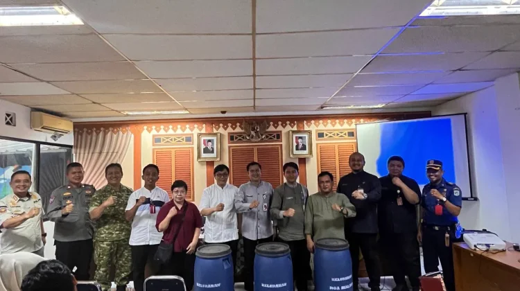 Pemkot Jakbar Bagikan Tong Sampah Pilah ke Warga Roa Malaka