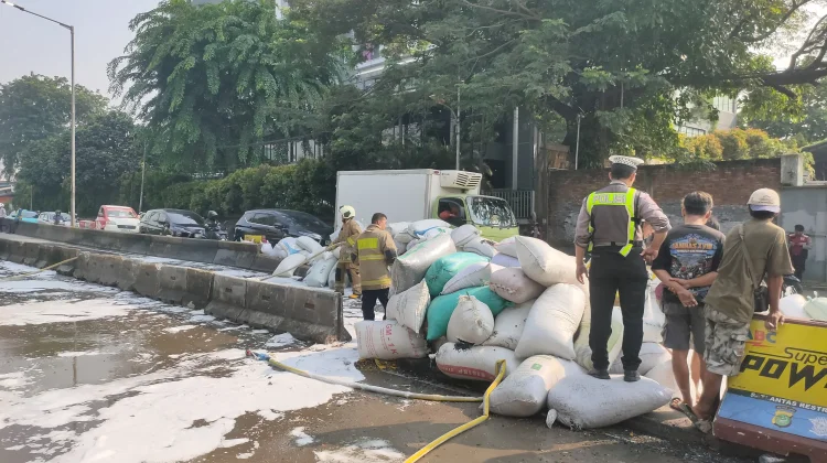 Truk Terguling di Flyover Pesing Berhasil Dievakuasi Petugas