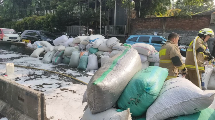 Damkar Jakbar Bersihkan Tumpahan Oli Akibat Kecelakaan Truk di Flyover Pesing