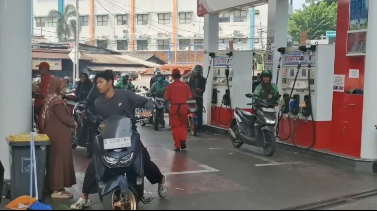 Harga Pertamax Naik, Antrean Pertalite Mengular di SPBU Palmerah
