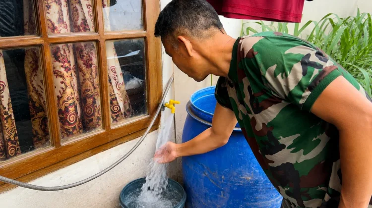 Warga Condet Bersyukur, Air PAM Lebih Jernih