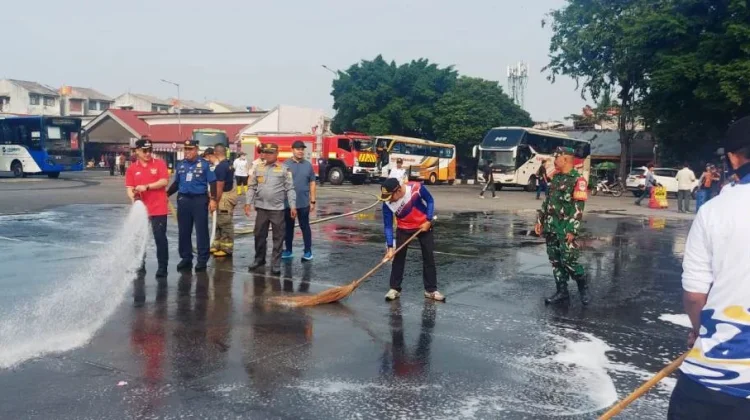 Demi Kenyamanan Penumpang, Puluhan Petugas Bersihkan Terminal Kalideres