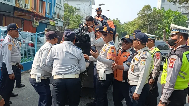 Petugas Gabungan Tindak 111 Kendaraan yang Parkir Liar di Cengkareng