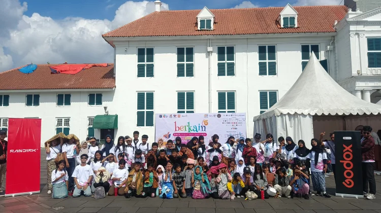 Mengenakan Kain Batik, Puluhan Jurnalis Cilik Cilincing Meriahkan BERKAIN
