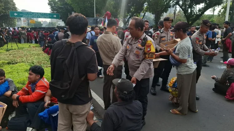 Polisi Bagikan Snack kepada Massa Aksi Mahasiswa di Jakarta Pusat