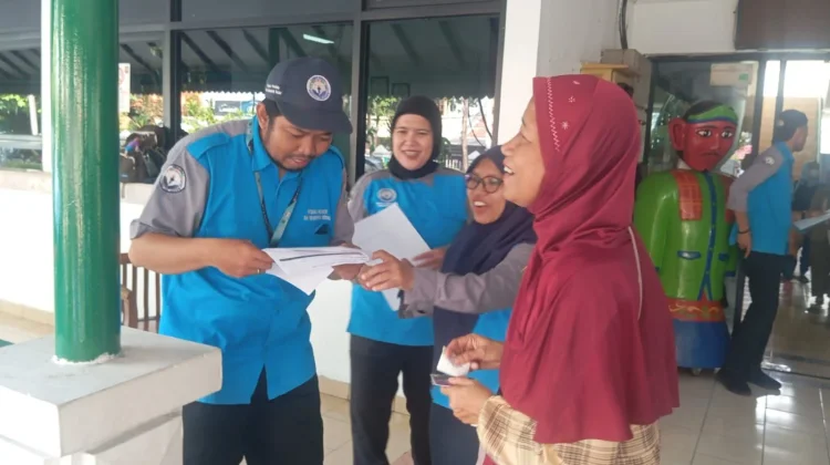 Belasan Warga Jelambar Terima Kartu Bansos untuk Akses Layanan Kesejahteraan