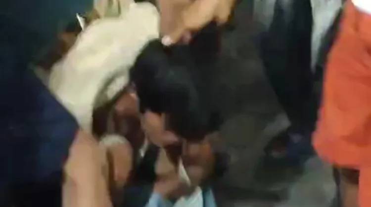 Ketahuan saat Beraksi, Terduga Pelaku Pencurian HP Tak Berkutik Dikepung Warga