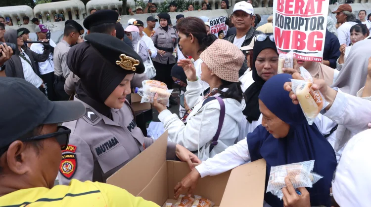 Polisi Bagikan Air Mineral dan Snack kepada Massa Aksi di Jakarta Pusat
